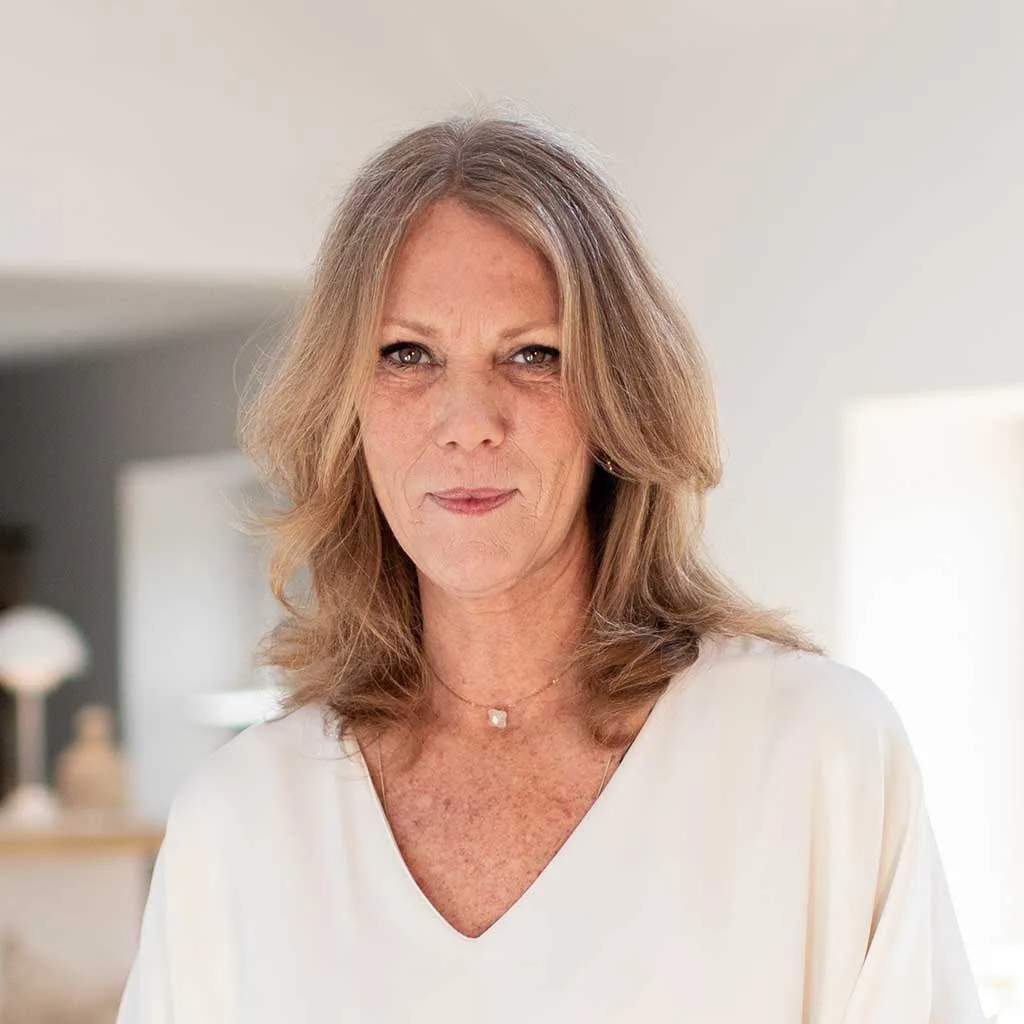 Portret van Colette Peeters, kijkend naar de camera.
