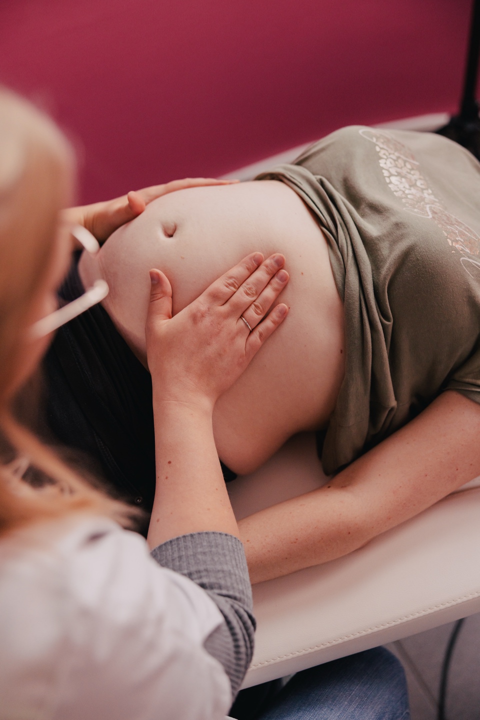 Zwangerschapsmassage: Een vrouw krijgt een buikmassage tijdens zwangerschapslessen.