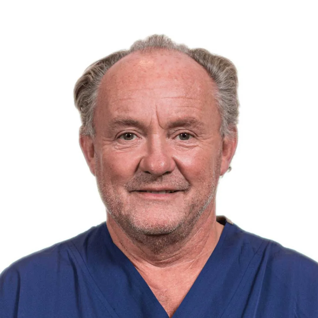 Dr. Tom Bovyn, portret van een arts in blauwe kleding.