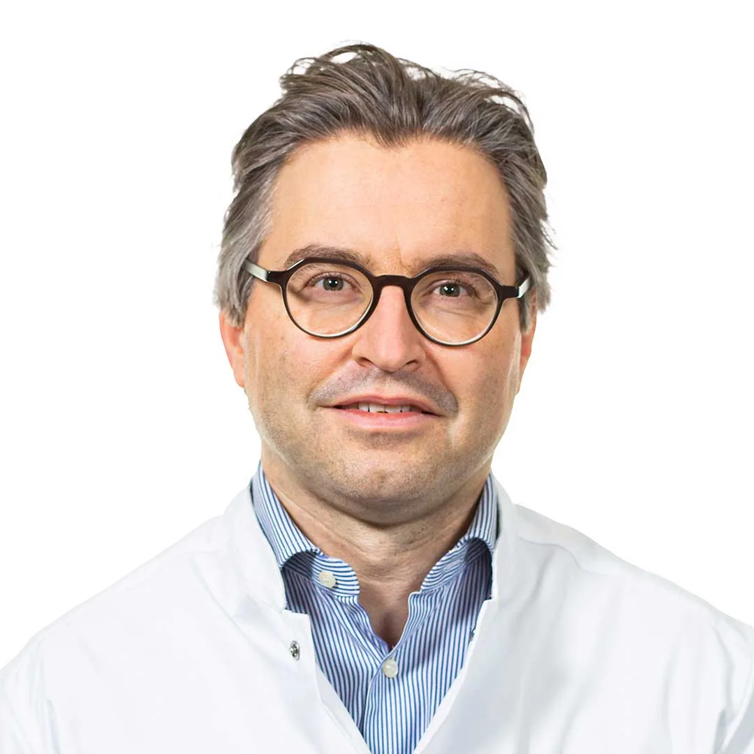 Dr. Tom Bovyn, portret van een arts met bril en witte jas.