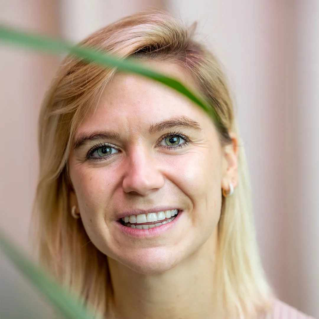 Dr. Valentine Daenens lachend met blond haar en groene ogen.