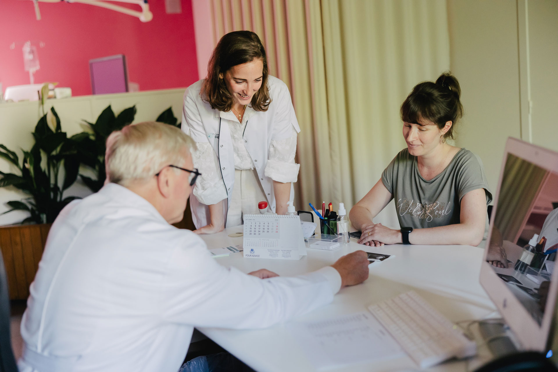 Artsen bespreken endocrinologie en andrologie aan een bureau.