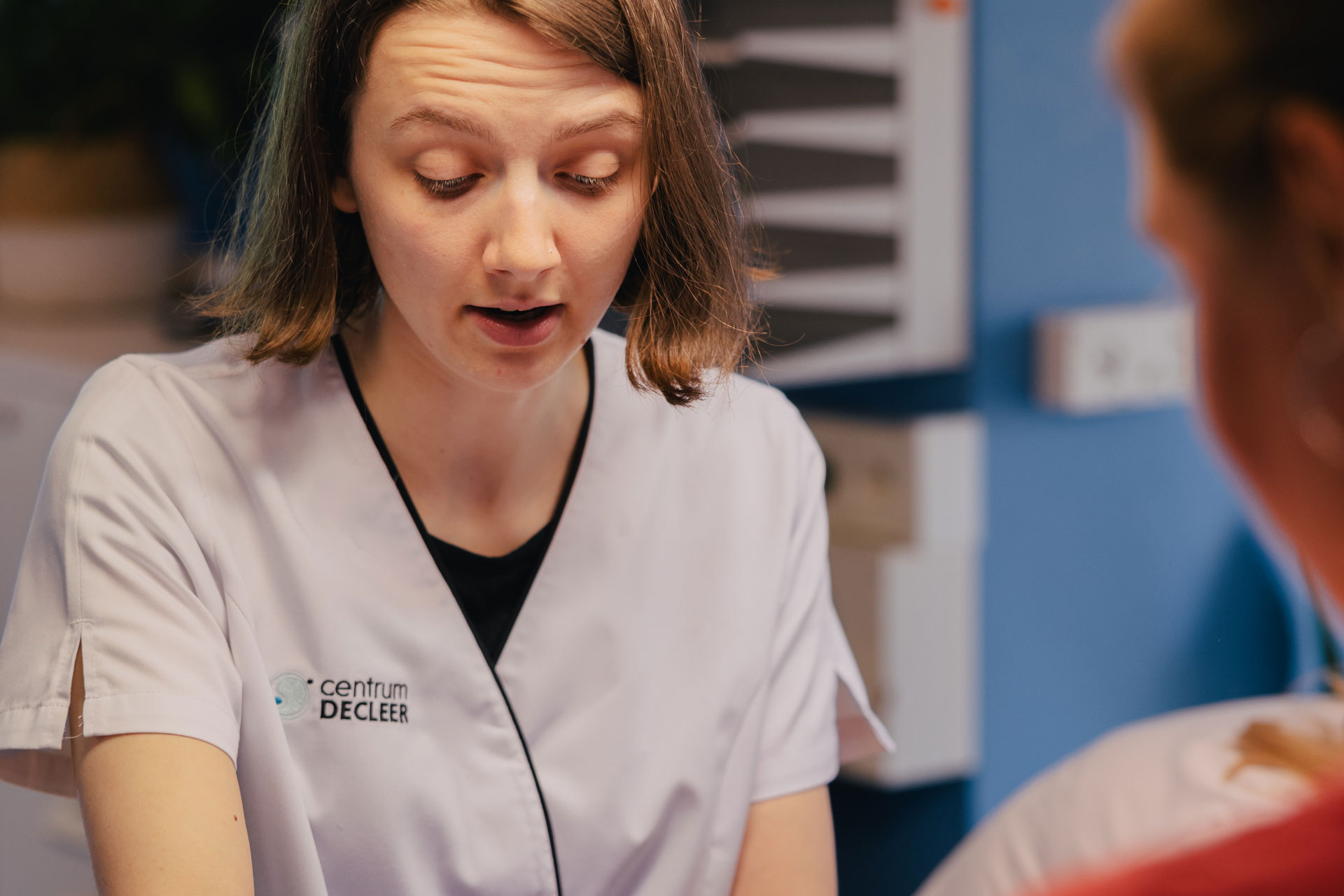 Vrouw in witte jas met 'Centrum Decleer'. ICSI-behandeling mogelijk.