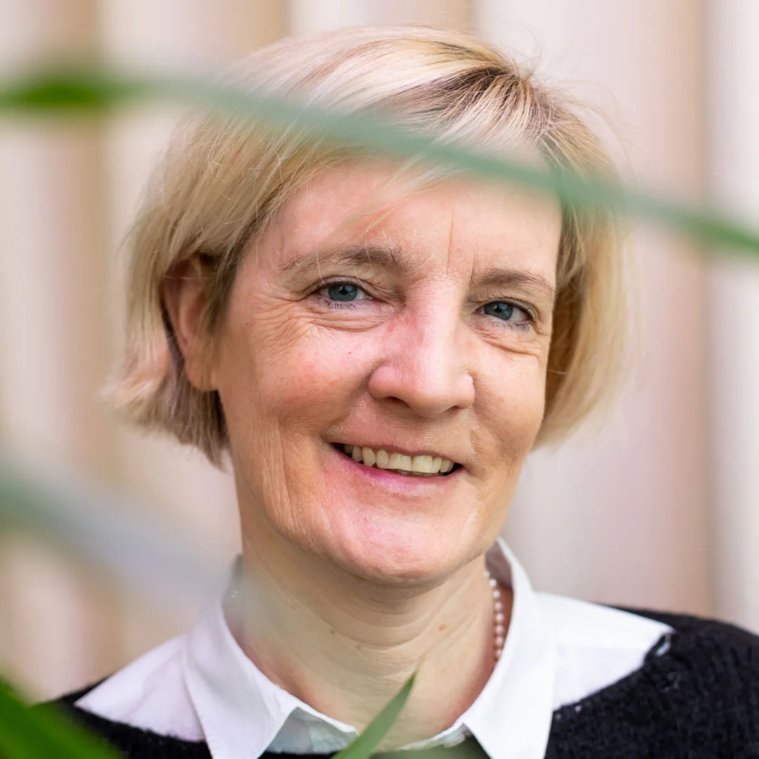 Dr. Ingrid Desrumaux lachend, portretfoto.