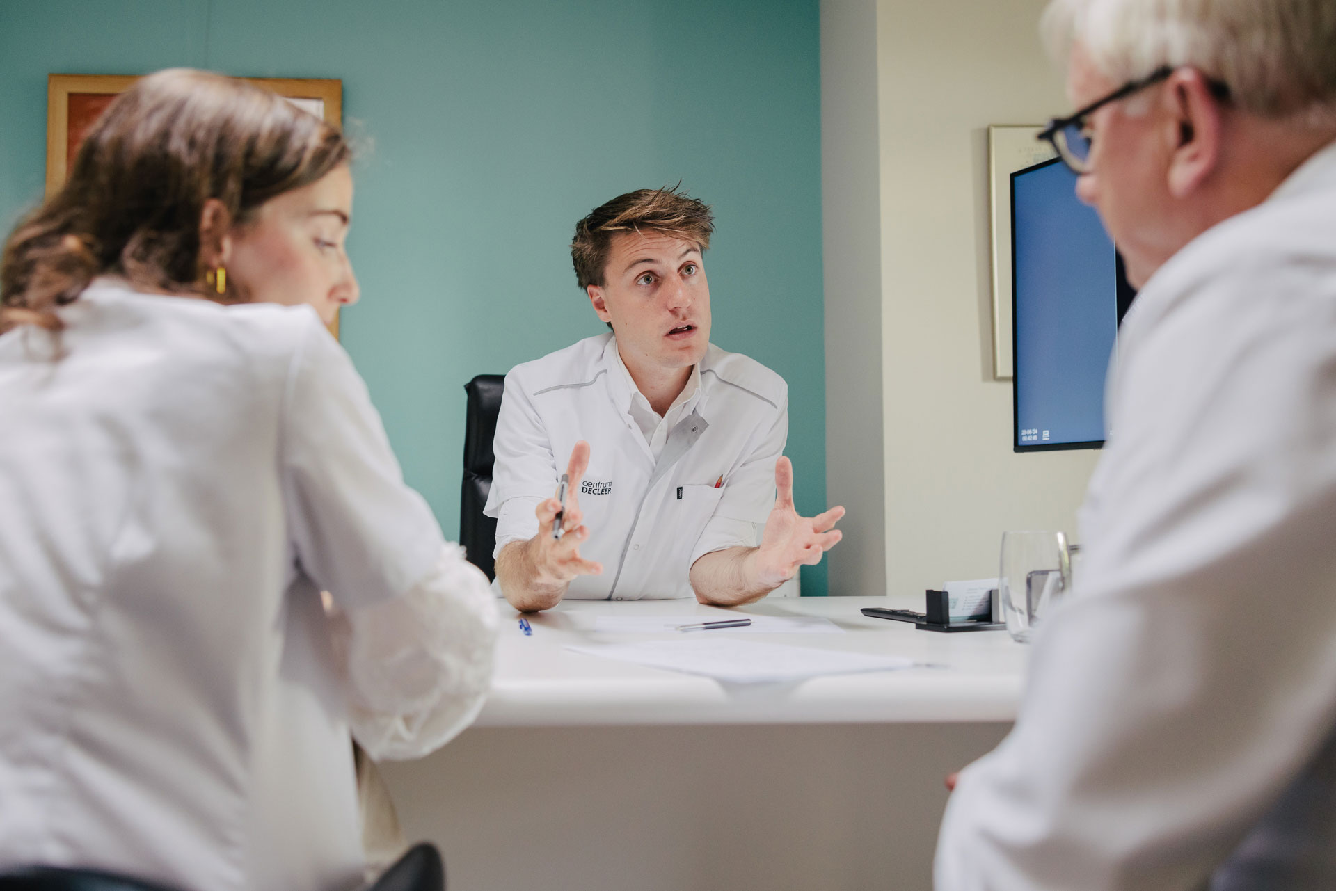 Artsen bespreken intra-uteriene inseminatie (IUI) aan een bureau.