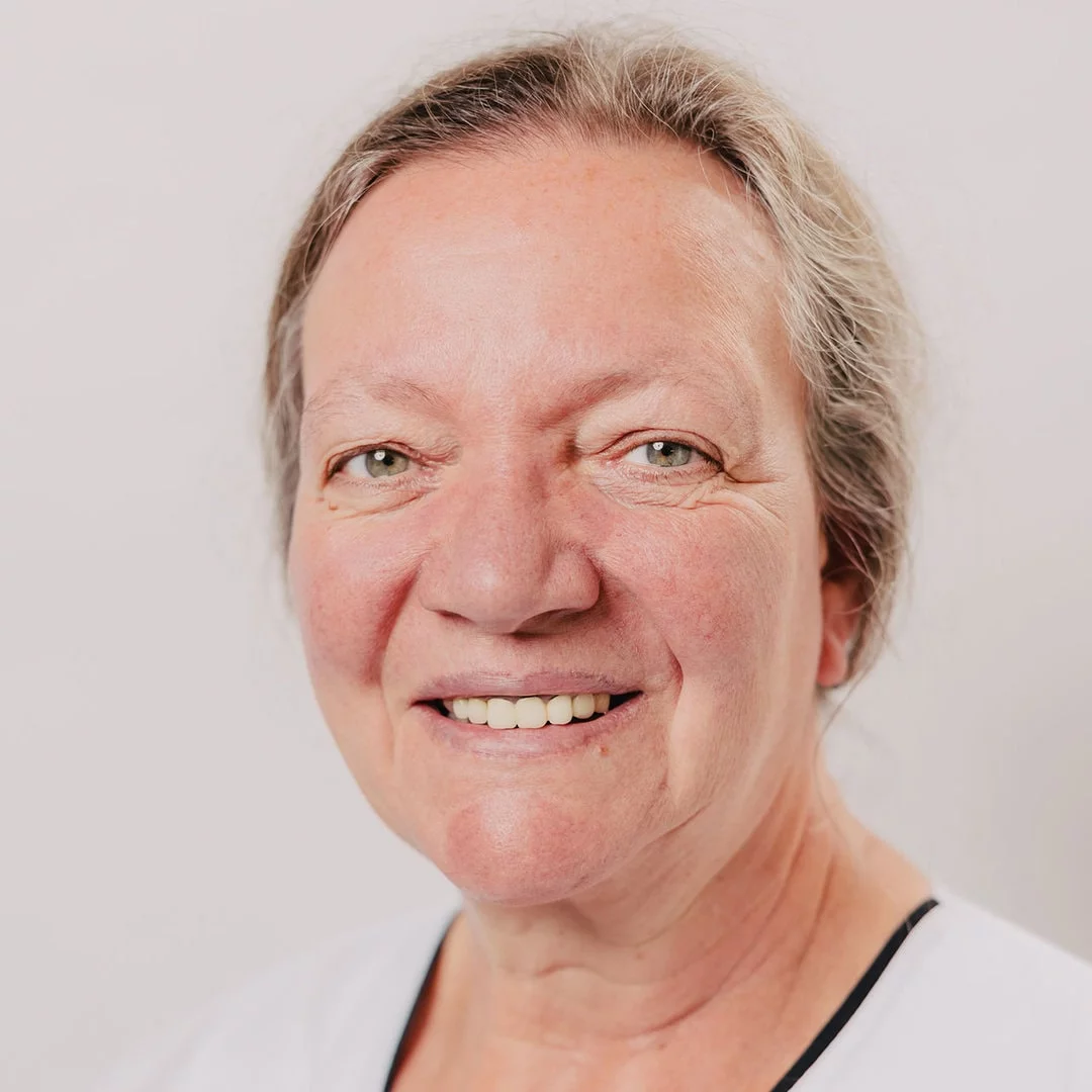 Sonja Cools lachend, portretfoto van een vrouw met grijzend haar.